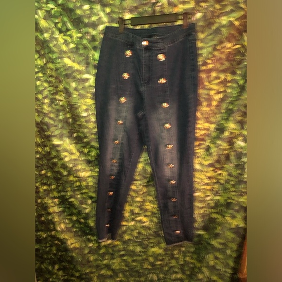 Stylish Blue Button-Embellished Jeans - Picture 4 of 14